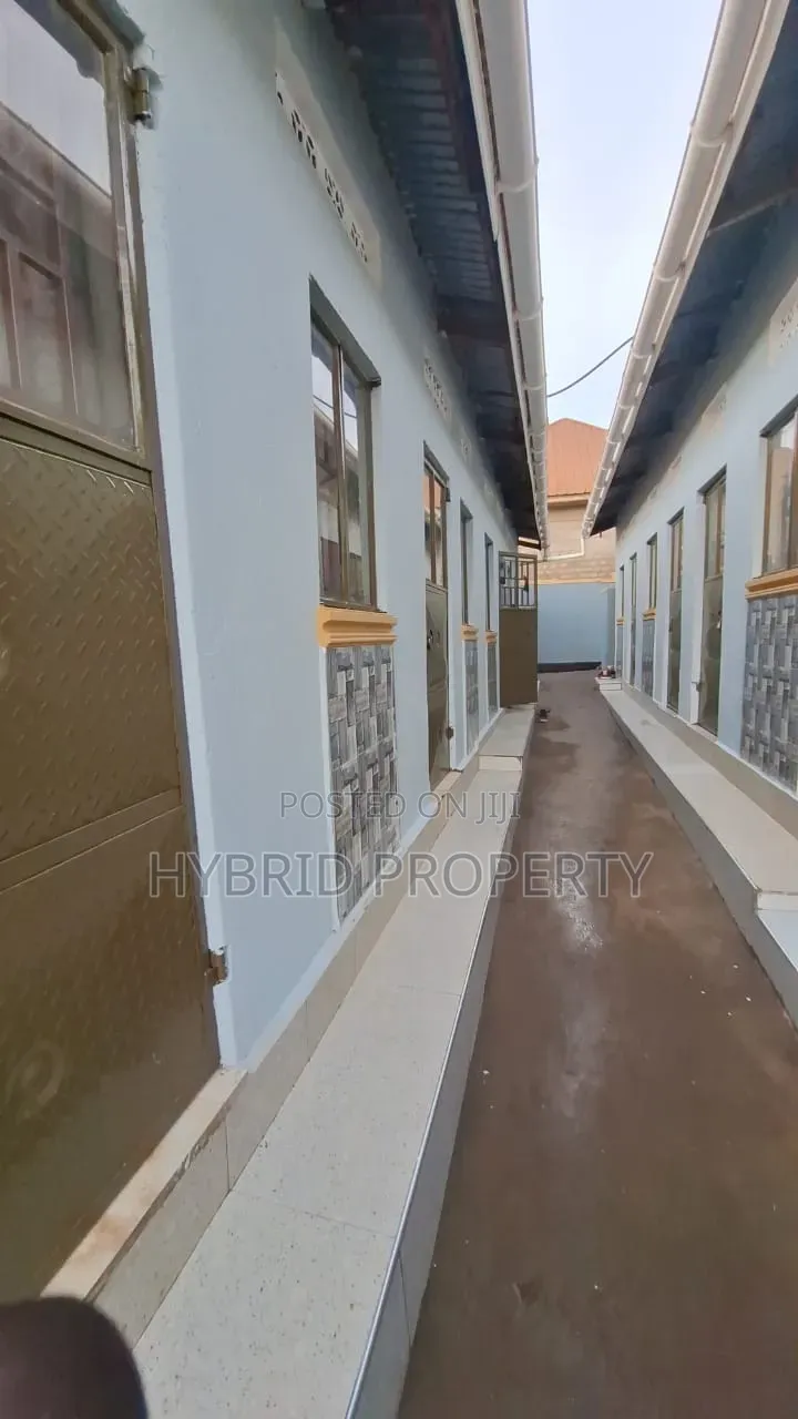 8bdrm Apartment in Nansana Along Hoima for sale in Wakiso / Wakiso