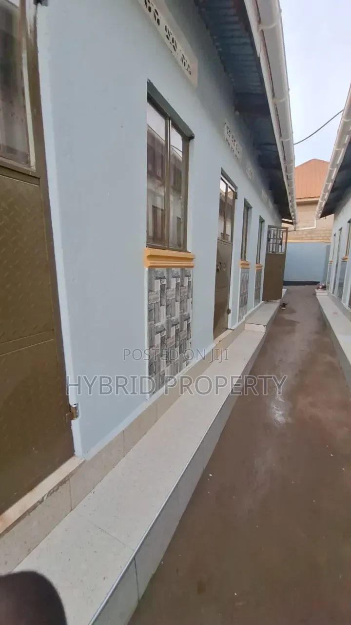 8bdrm Apartment in Nansana Along Hoima for sale in Wakiso / Wakiso