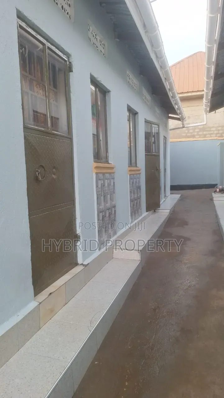 8bdrm Apartment in Nansana Along Hoima for sale in Wakiso / Wakiso