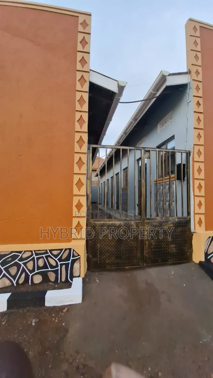 8bdrm Apartment in Nansana Along Hoima for sale in Wakiso / Wakiso