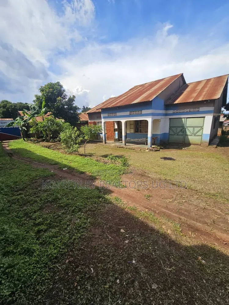 13 Decimals Plot With a Structure – Zaana (Entebbe Road) at 170m in Ssabagabo-Makindye