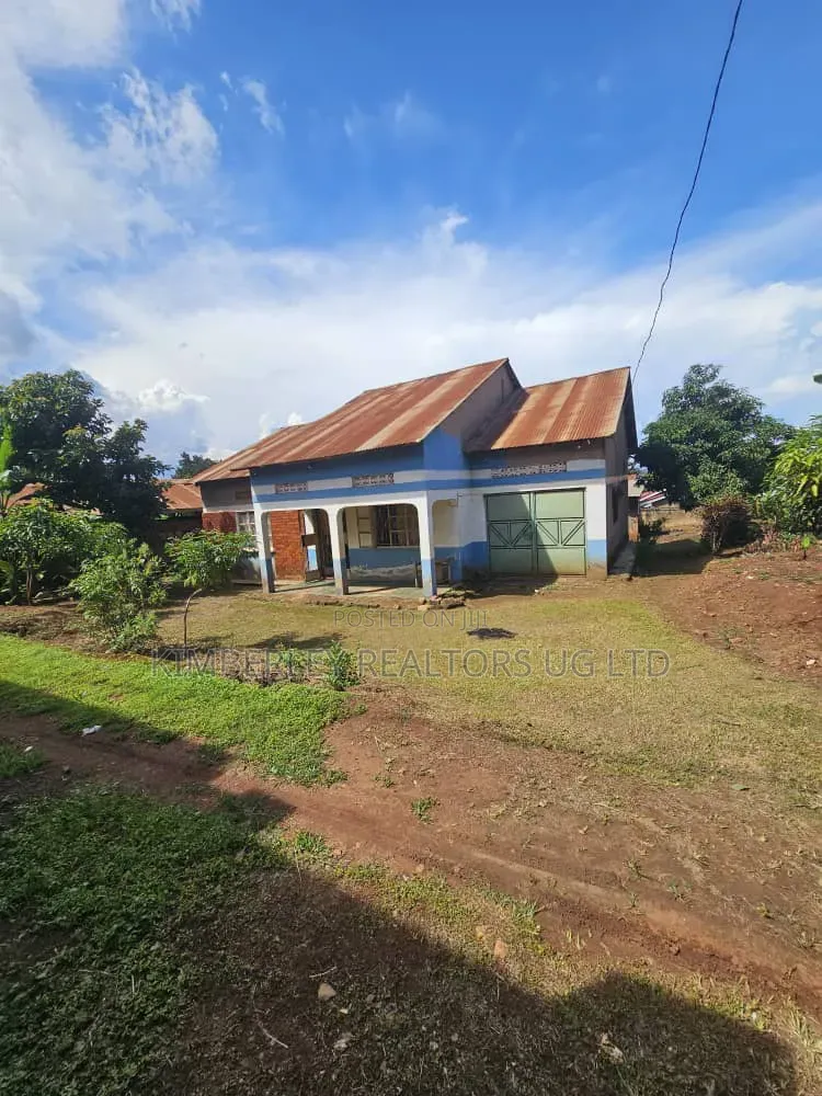 13 Decimals Plot With a Structure – Zaana (Entebbe Road) at 170m in Ssabagabo-Makindye