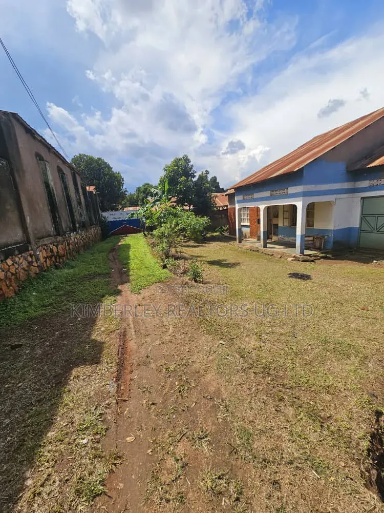 13 Decimals Plot With a Structure – Zaana (Entebbe Road) at 170m in Ssabagabo-Makindye