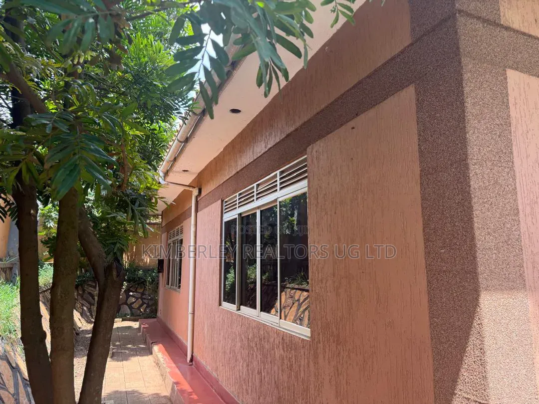Partitioned Office House – Mengo at 1.25bn in Rubaga