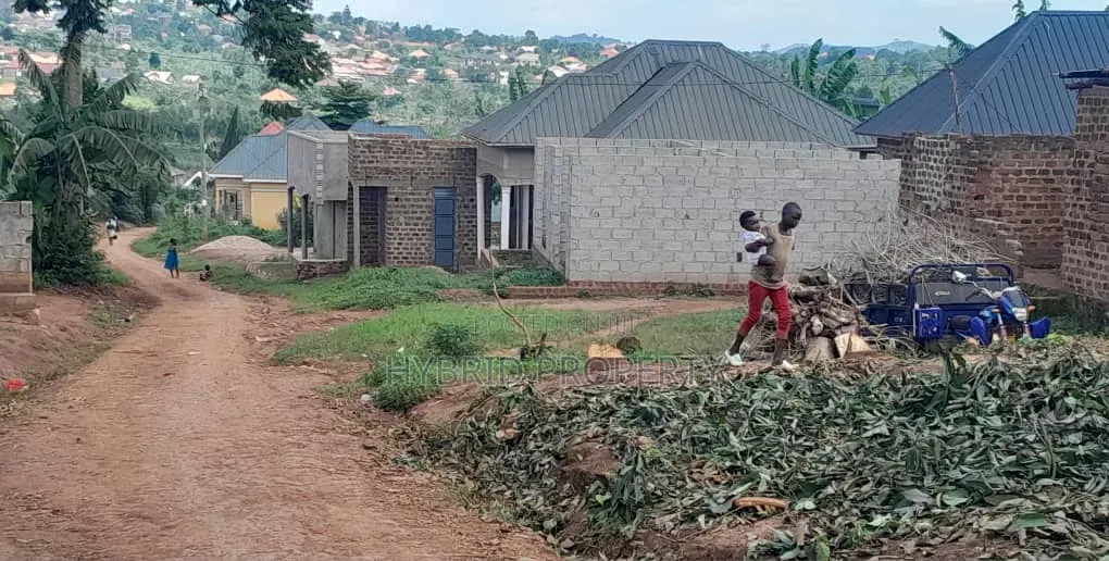 Prime Plot for Sale Wakiso~Mabombwe Town Along Hoima Road V in Wakiso / Wakiso