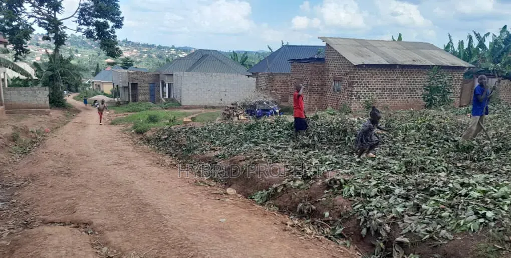 Prime Plot for Sale Wakiso~Mabombwe Town Along Hoima Road V in Wakiso / Wakiso