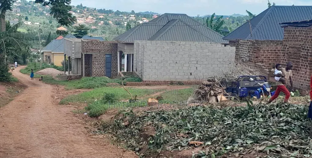 Prime Plot for Sale Wakiso~Mabombwe Town Along Hoima Road V in Wakiso / Wakiso