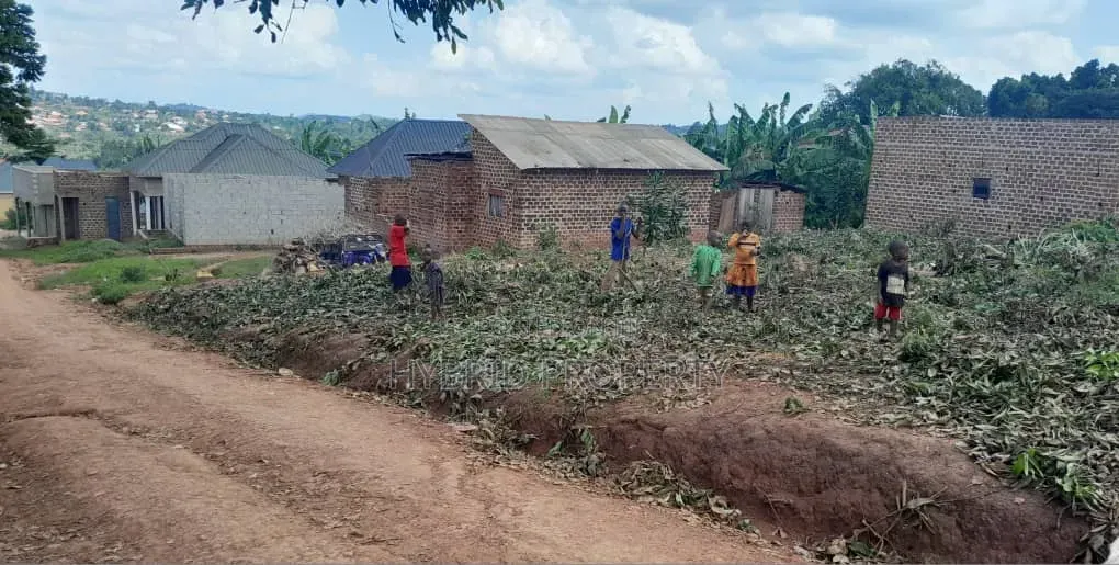 Prime Plot for Sale Wakiso~Mabombwe Town Along Hoima Road V in Wakiso / Wakiso