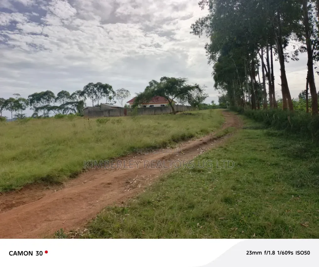 100×100 Plot – Kawuku Ziru (Entebbe Road) at 110m in Katabi