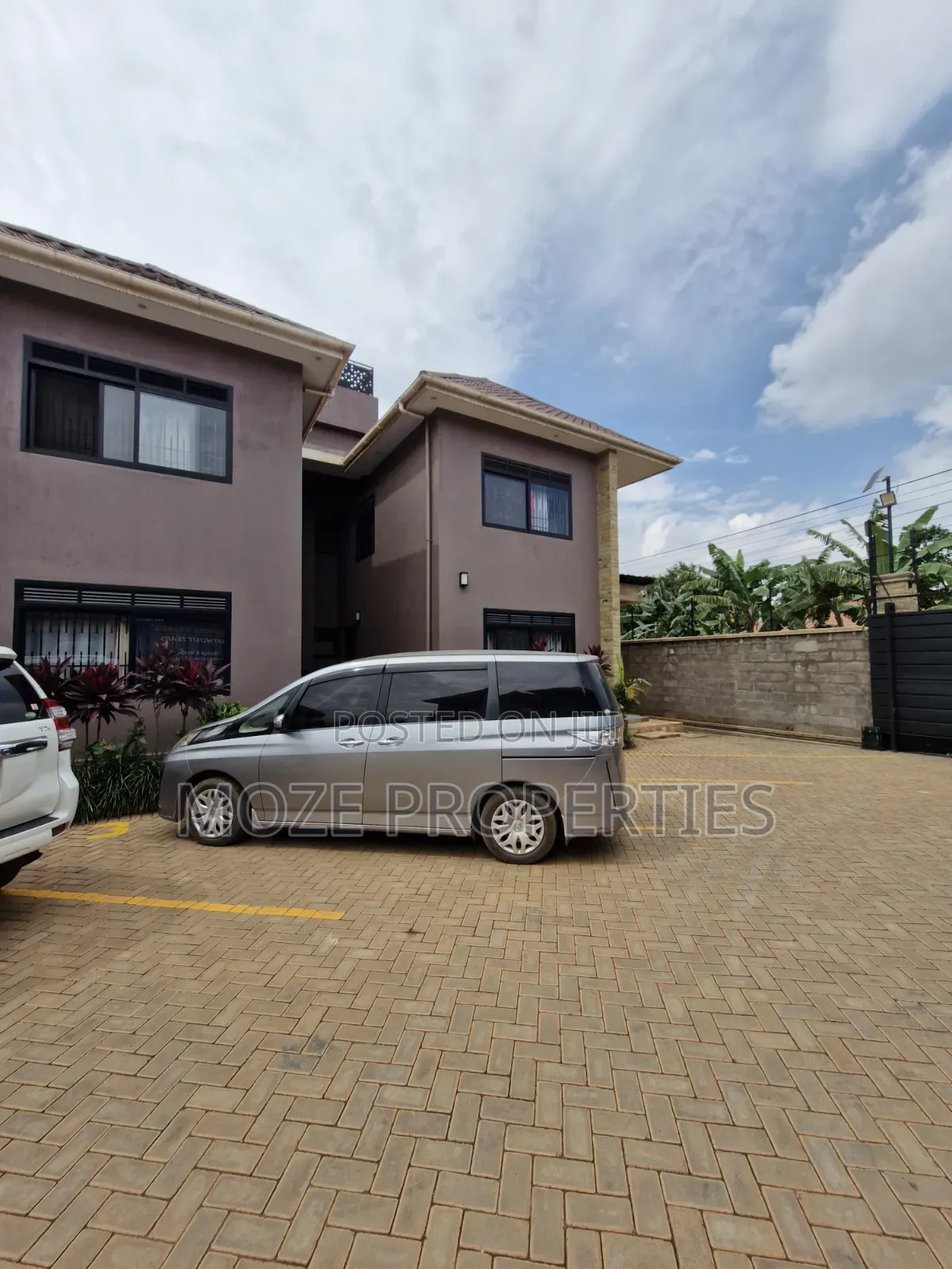 4bdrm Duplex in Kira Mamerito Road., Central Division for rent in Central Division