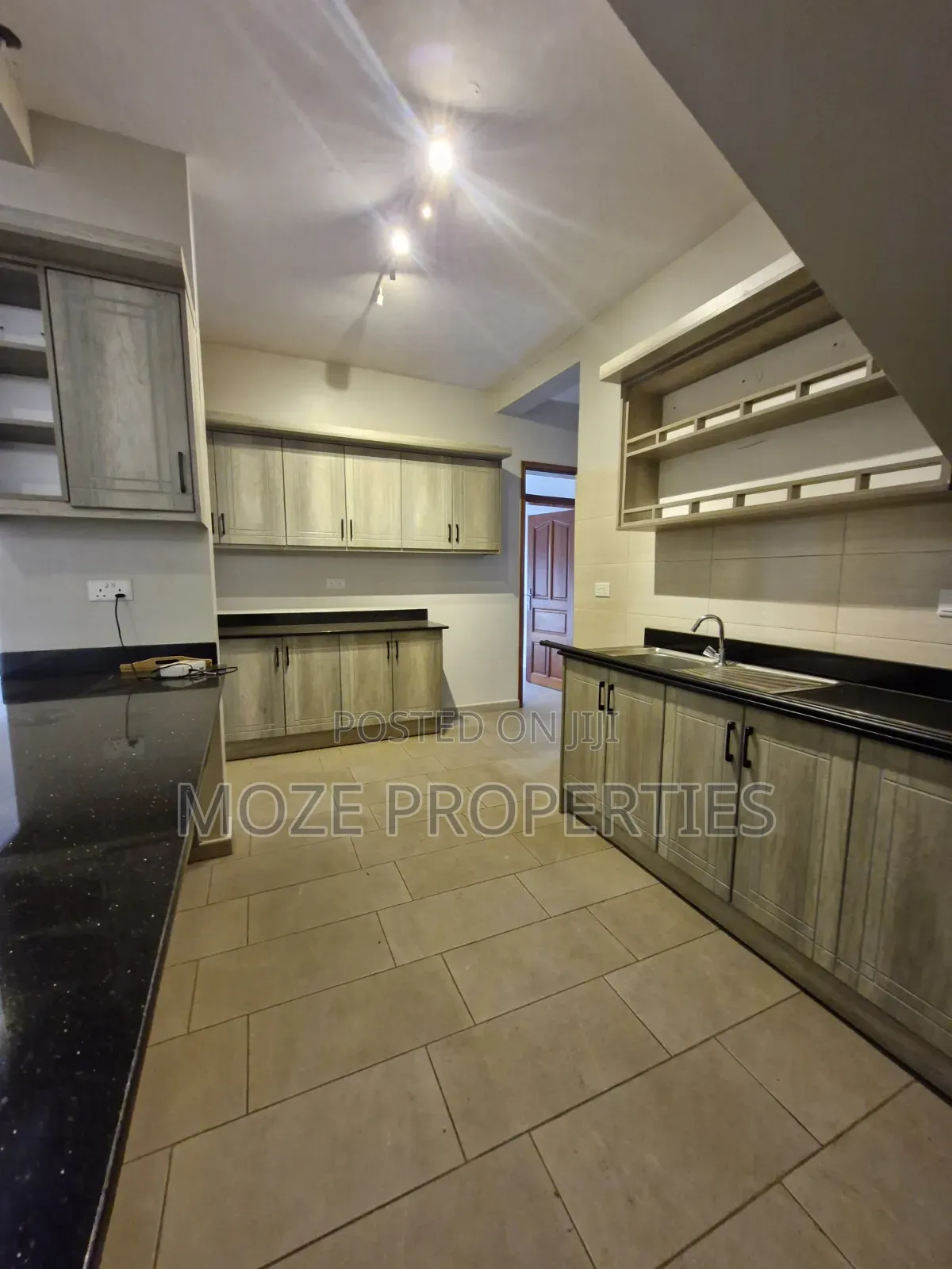 4bdrm Duplex in Kira Mamerito Road., Central Division for rent in Central Division