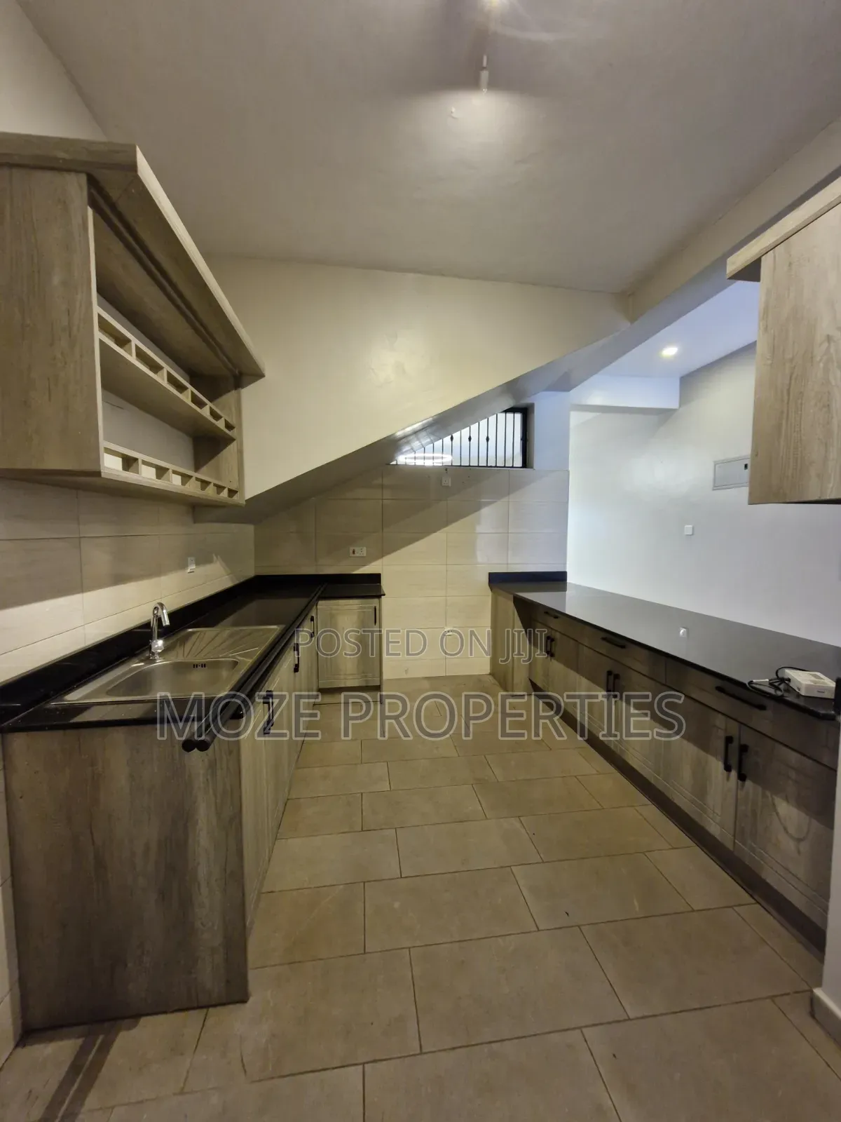 4bdrm Duplex in Kira Mamerito Road., Central Division for rent in Central Division