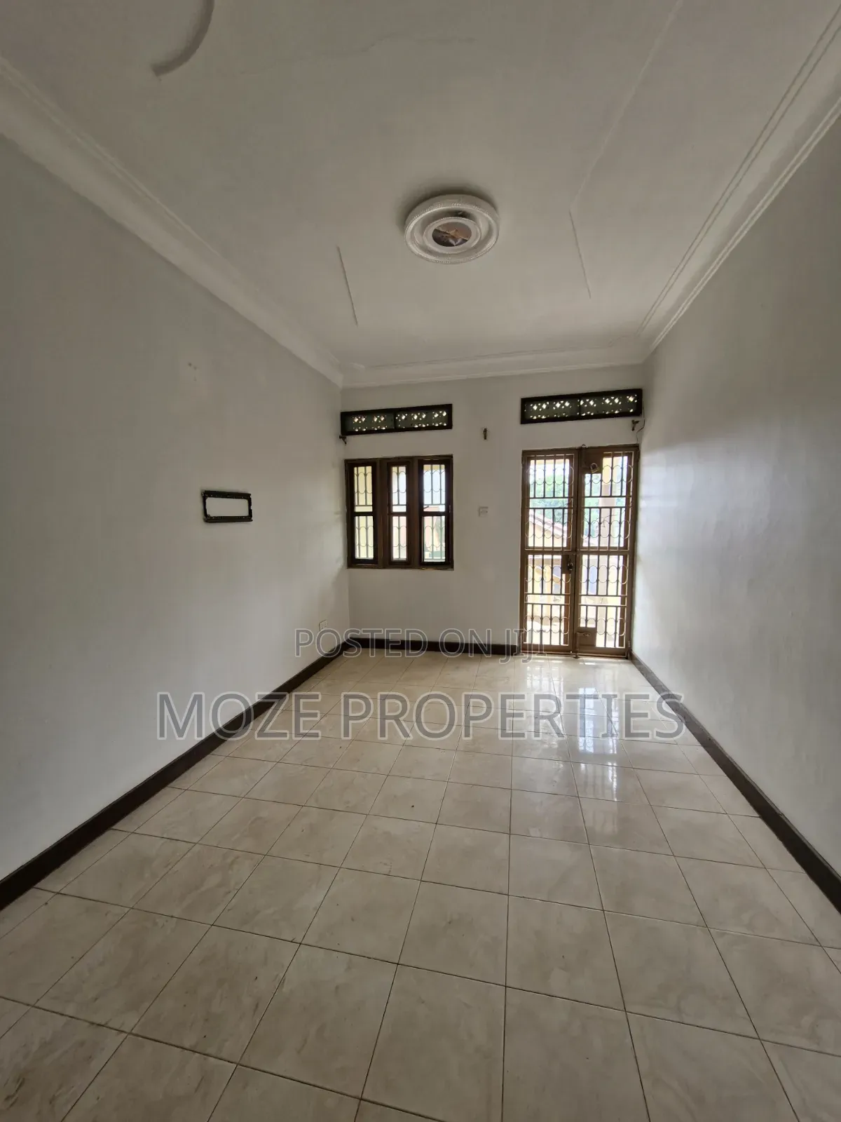 3bdrm Bungalow in Kyaliwajala Center., Central Division for rent in Central Division