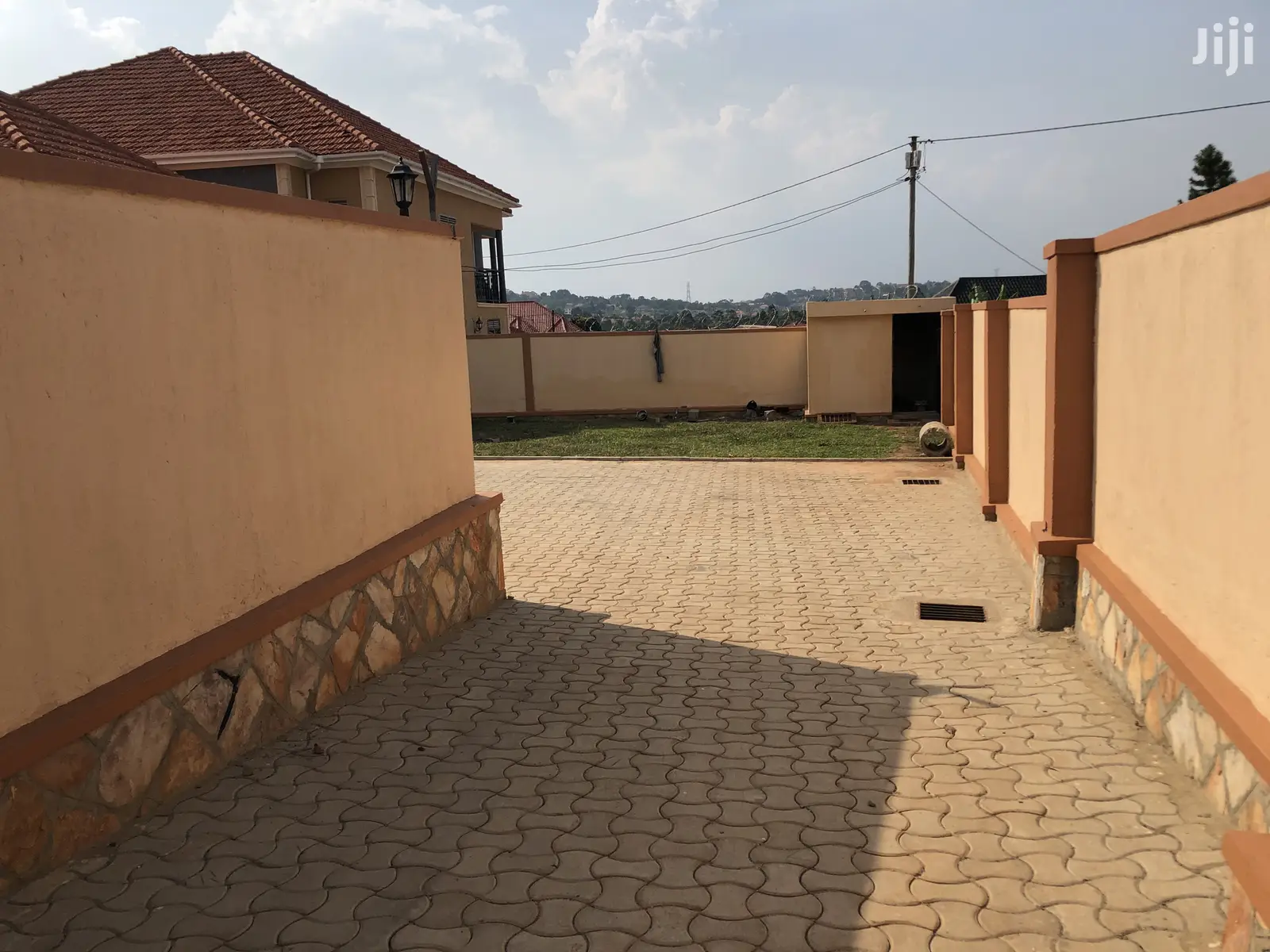 Kira High Class House For Sell In Tarmacked Neighborhood in Kampala