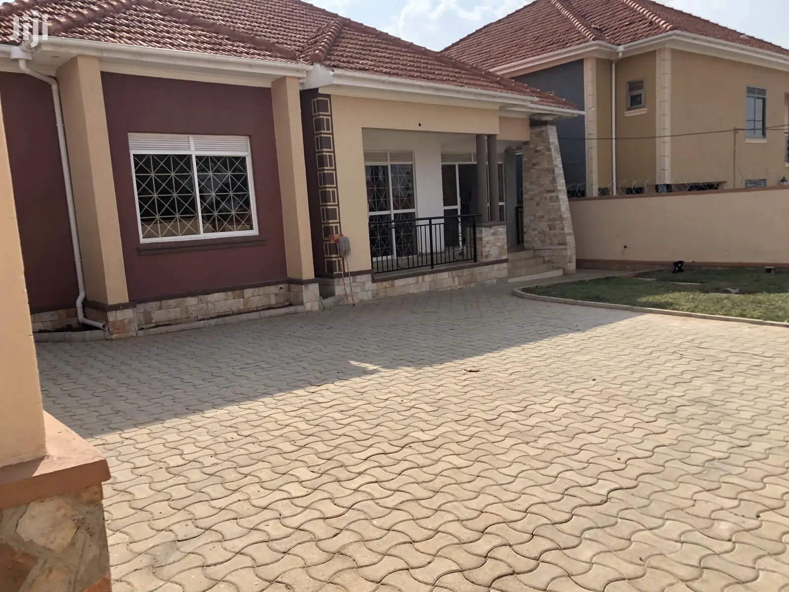 Kira High Class House For Sell In Tarmacked Neighborhood in Kampala