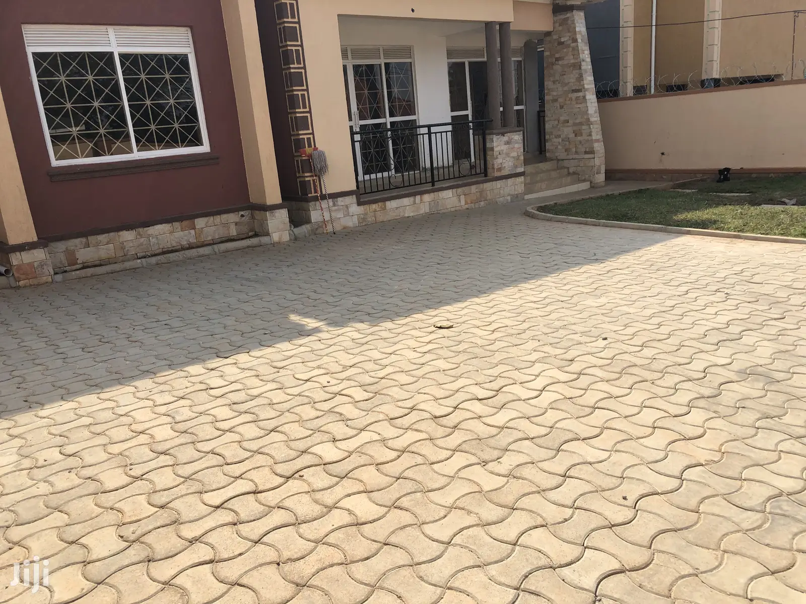 Kira High Class House For Sell In Tarmacked Neighborhood in Kampala