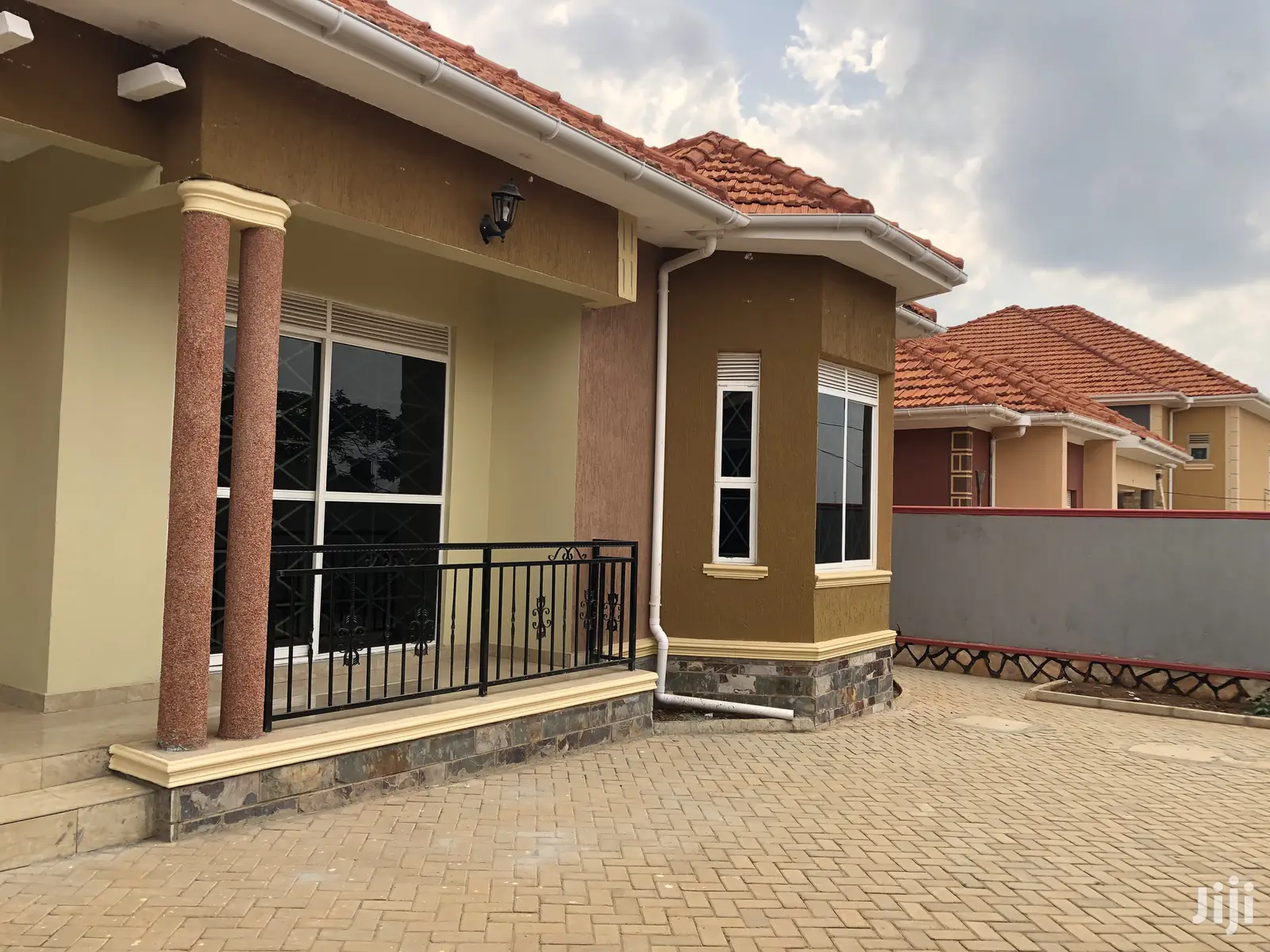 Kira Kito Lovely Home on Sell in Tarmacked Neighborhood in Kampala