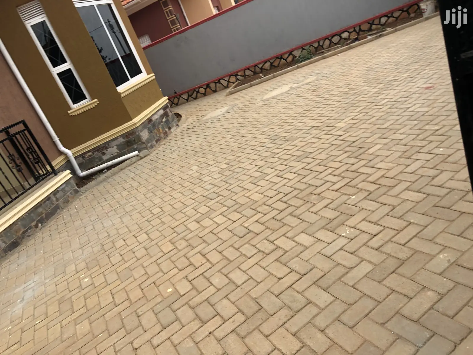 Kira Kito Lovely Home on Sell in Tarmacked Neighborhood in Kampala