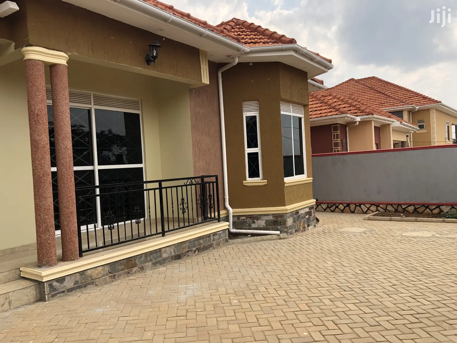 Kira Kito Lovely Home on Sell in Tarmacked Neighborhood in Kampala