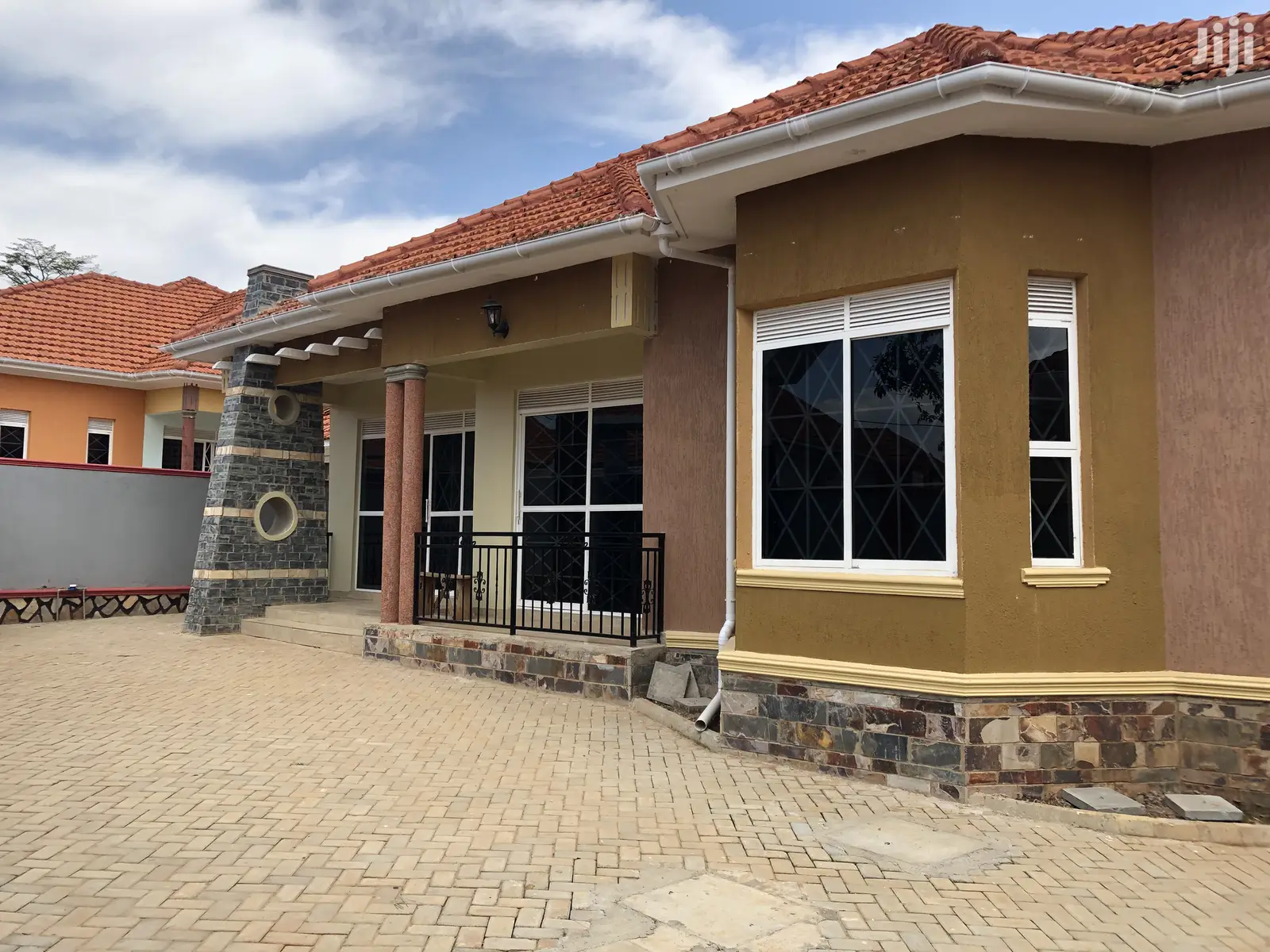 Kira Kito Lovely Home on Sell in Tarmacked Neighborhood in Kampala