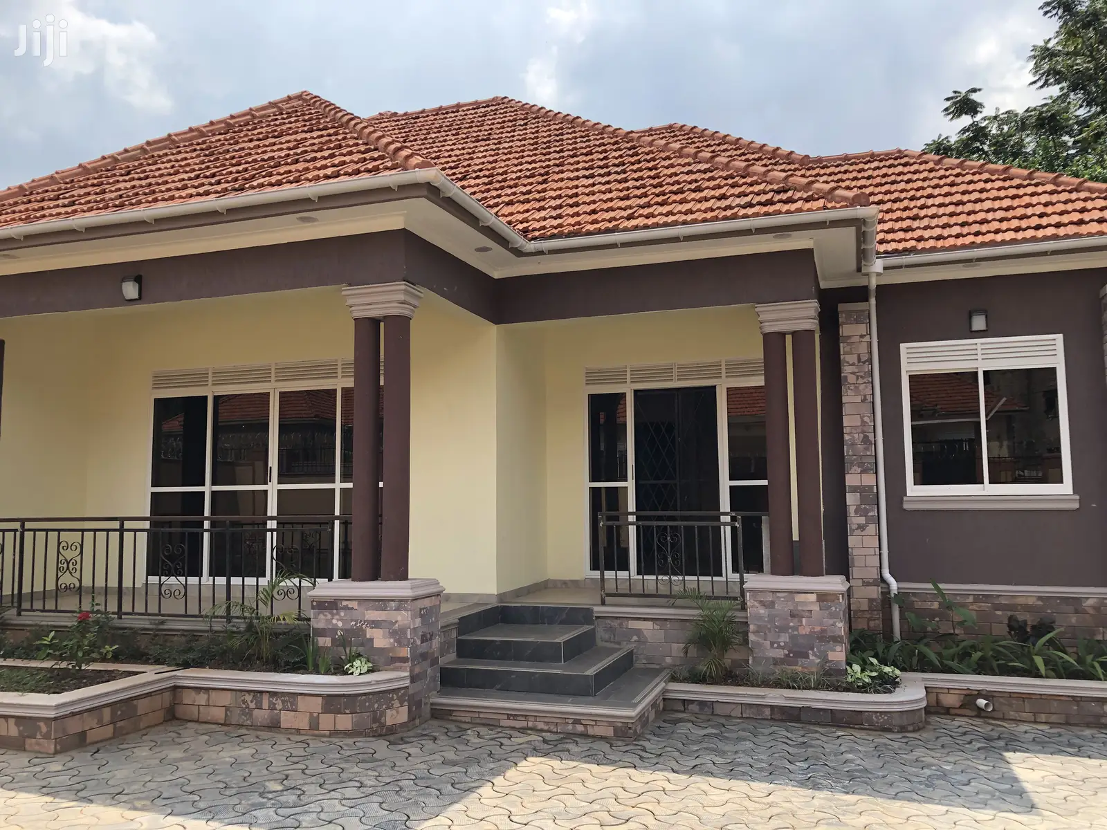 Kisaasi Hot House In Tarmacked Neighborhood For Sell in Kampala