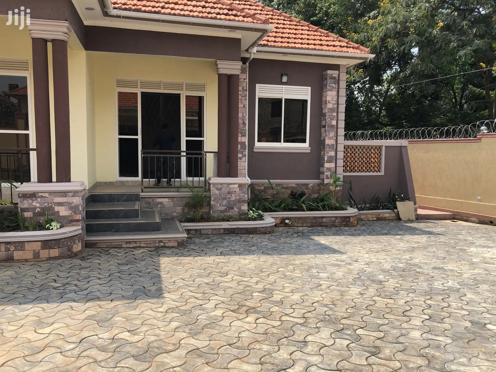 Kisaasi Hot House In Tarmacked Neighborhood For Sell in Kampala