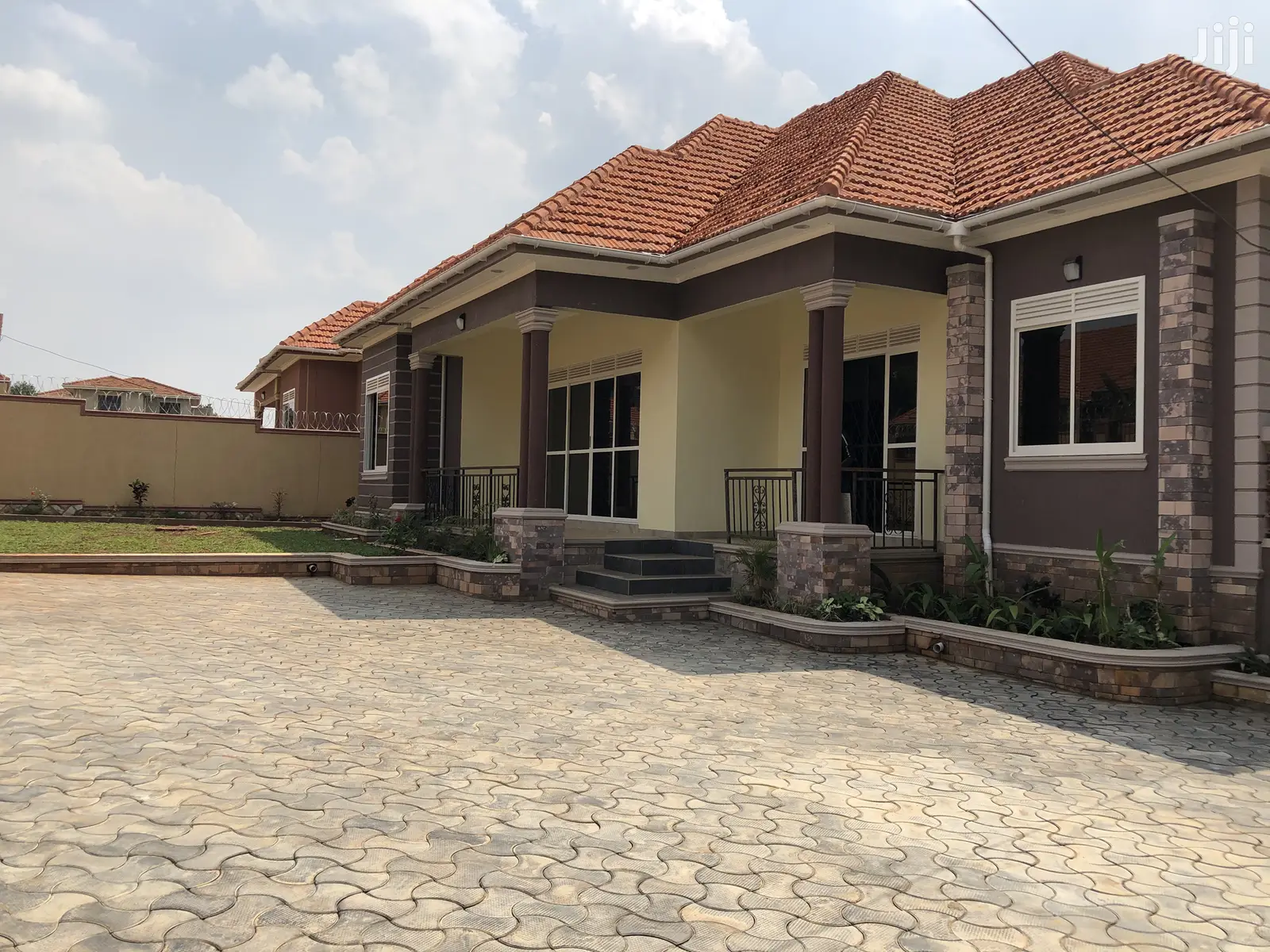 Kisaasi Hot House In Tarmacked Neighborhood For Sell in Kampala