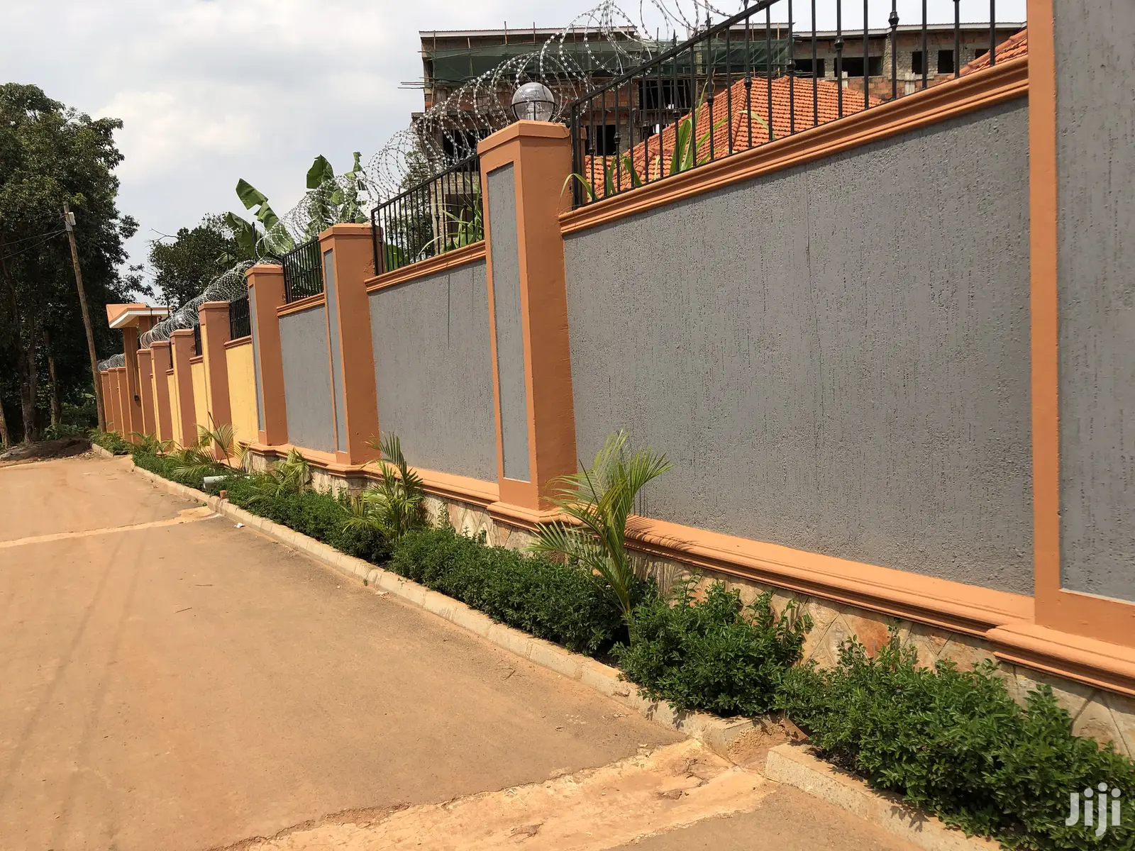 Kisaasi Hot House In Tarmacked Neighborhood For Sell in Kampala