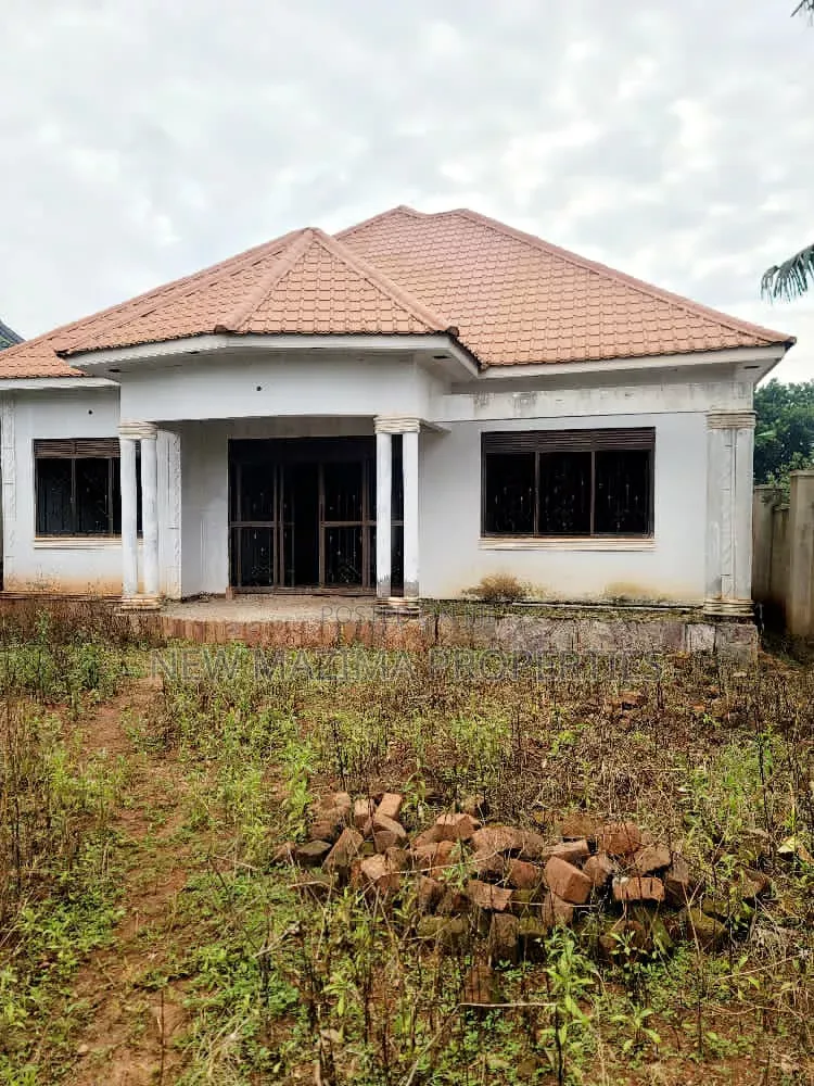 3bdrm Bungalow in Kitende Ntebe Rd, Central Division for sale in Central Division