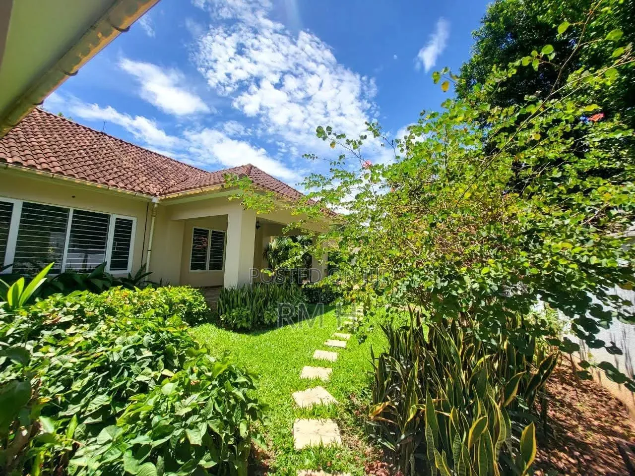 4bdrm Bungalow in Kansanga, Central Division for rent in Central Division