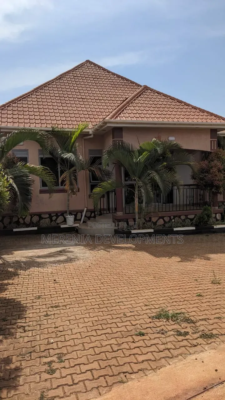 3bdrm House in Bwebajja, Central Division for rent in Central Division
