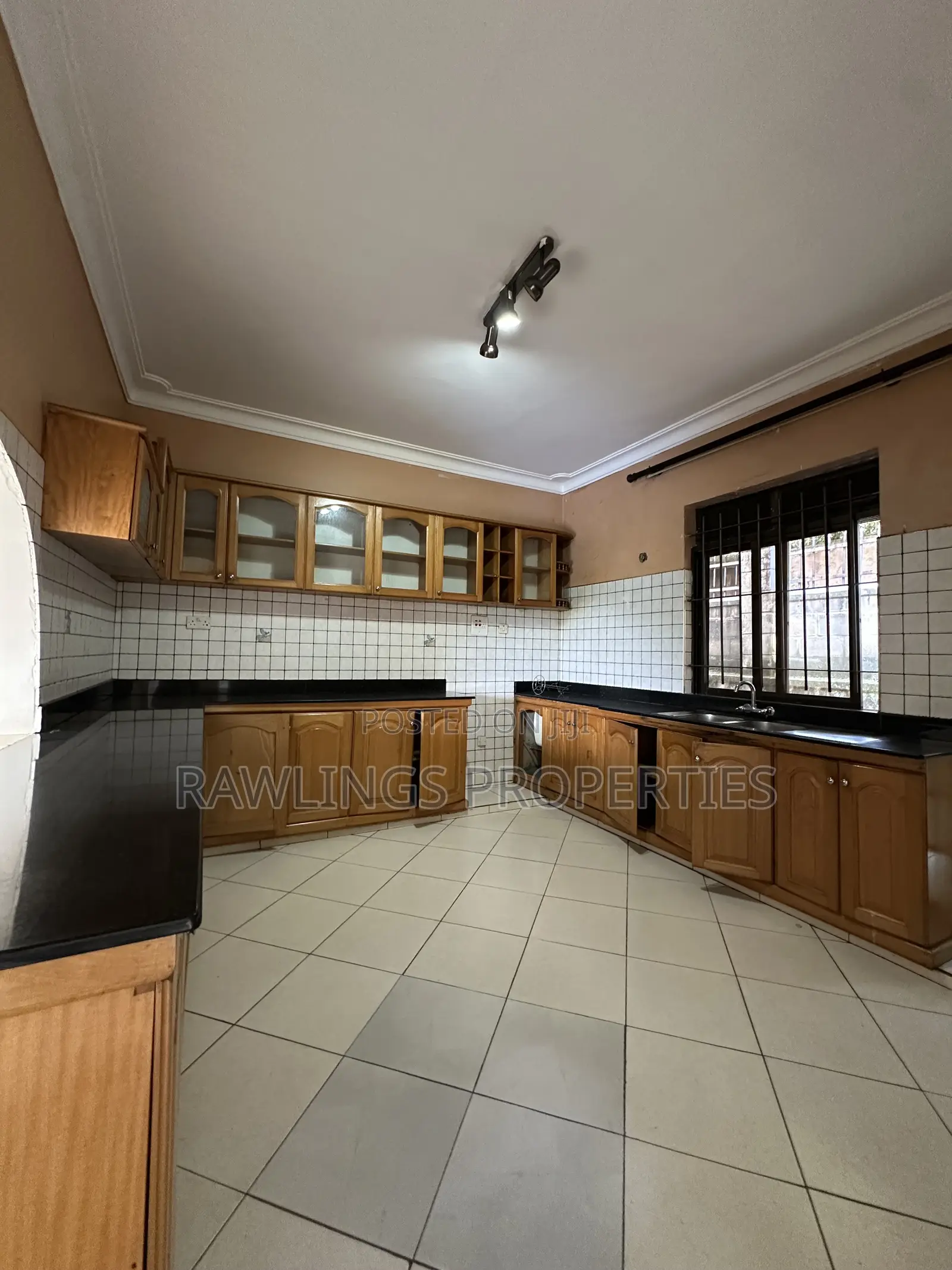 3bdrm Apartment in Kiwafu, Makindye for rent in Makindye