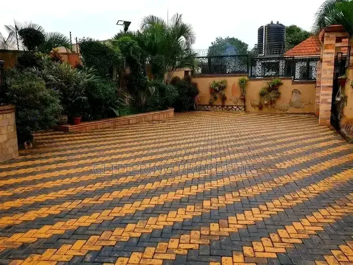 4bdrm Duplex in Bugoloobi, Central Division for rent in Central Division