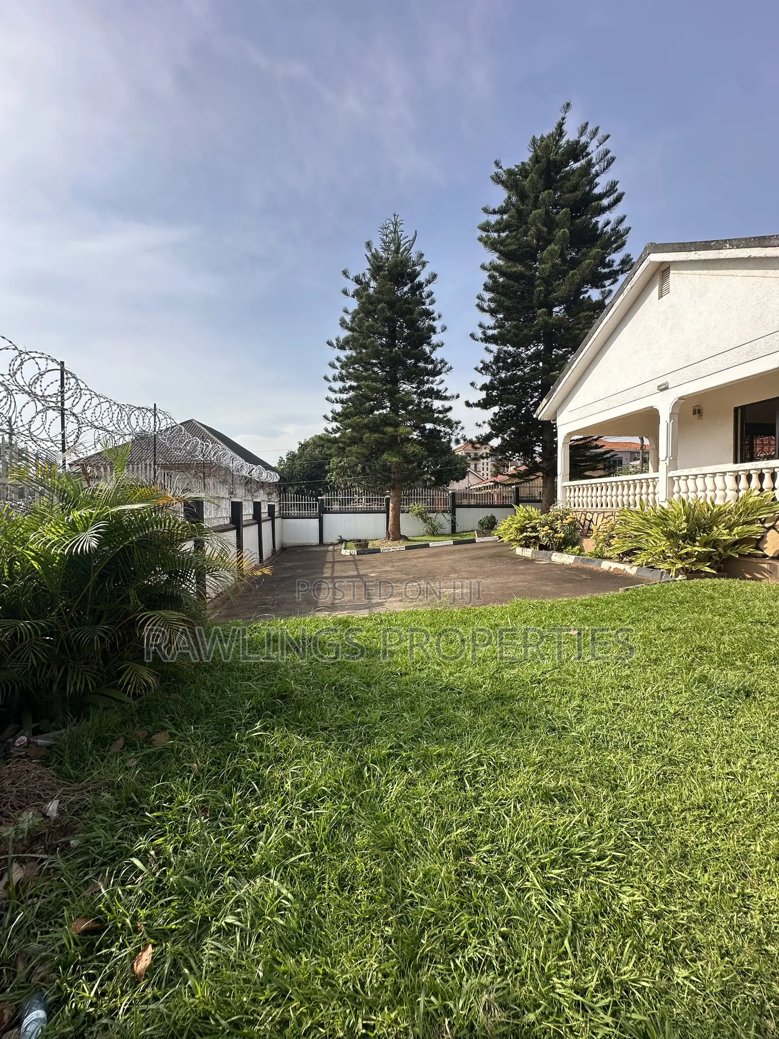 4bdrm Bungalow in Muyenga, Makindye for sale in Makindye