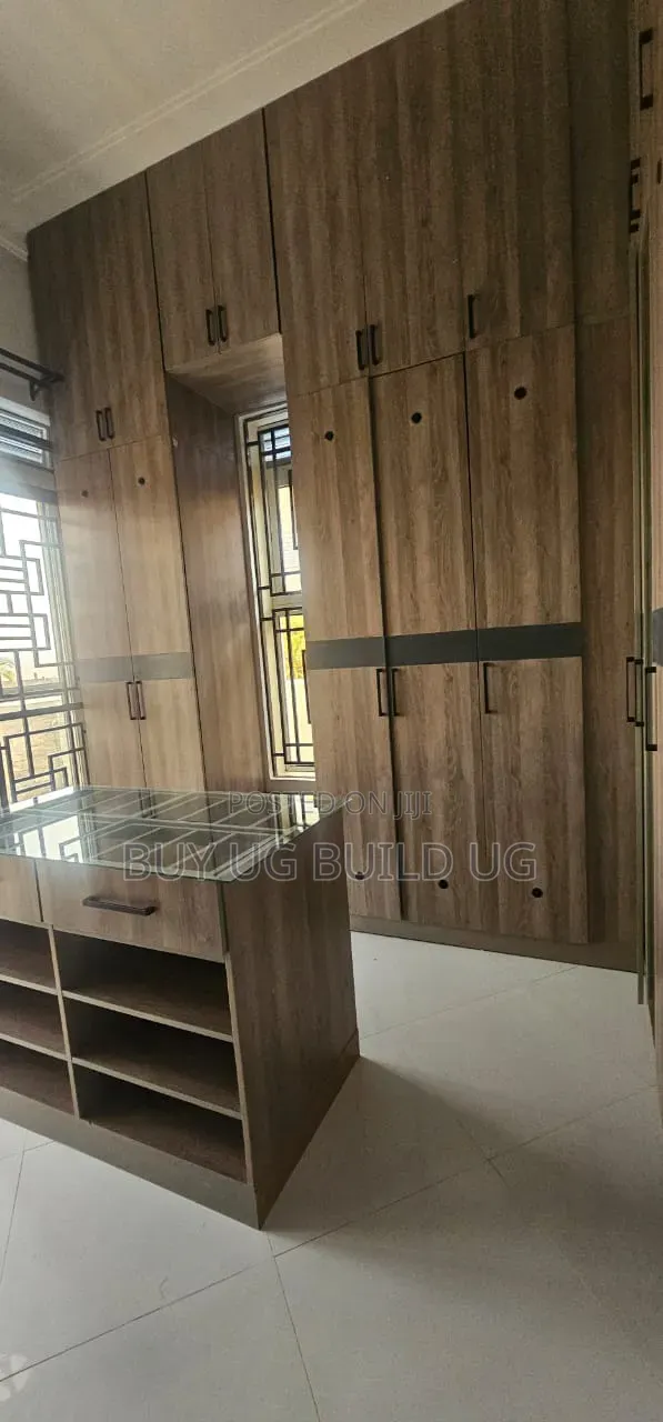 5bdrm Maisonette in Lubowa Entebe Road, Central Division for sale in Central Division
