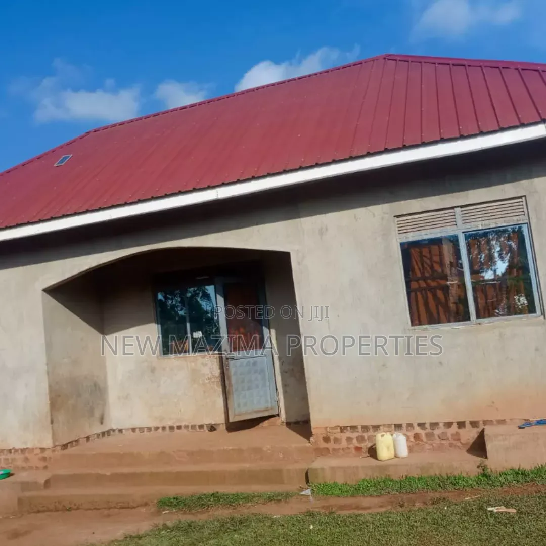 2bdrm House in Kitende Ntebe Rd, Central Division for sale in Central Division