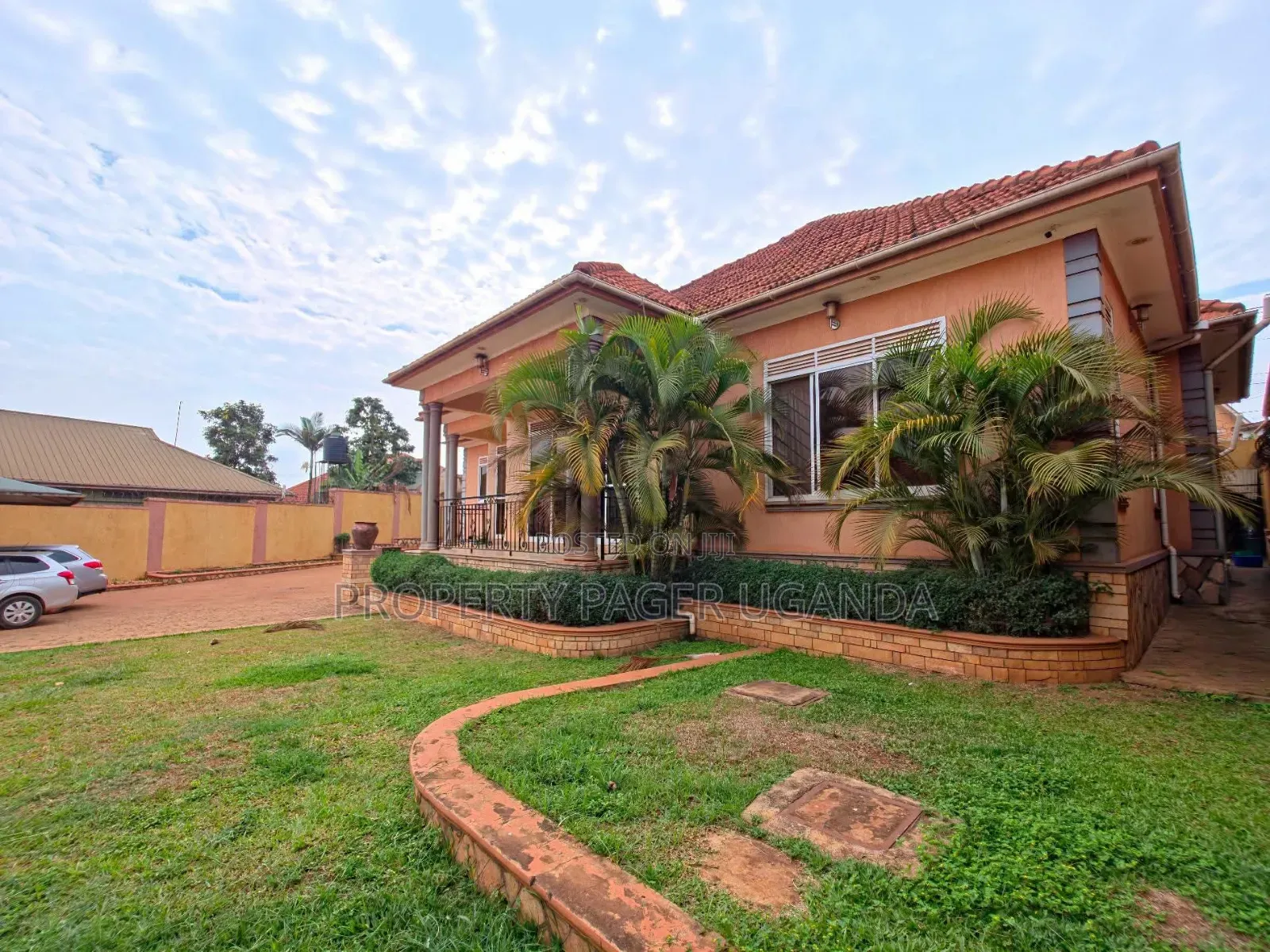 4bdrm Bungalow in Kyambogo, Nakawa for sale in Nakawa