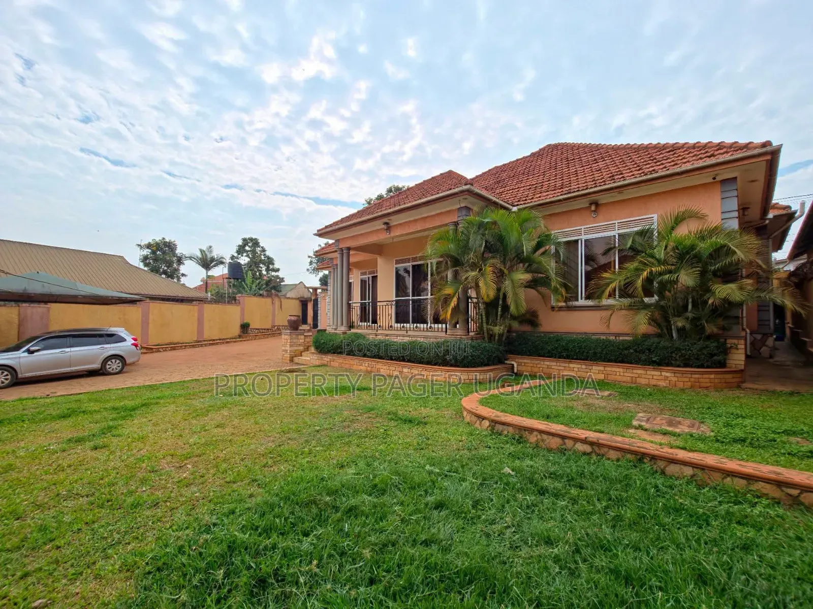 4bdrm Bungalow in Kyambogo, Nakawa for sale in Nakawa