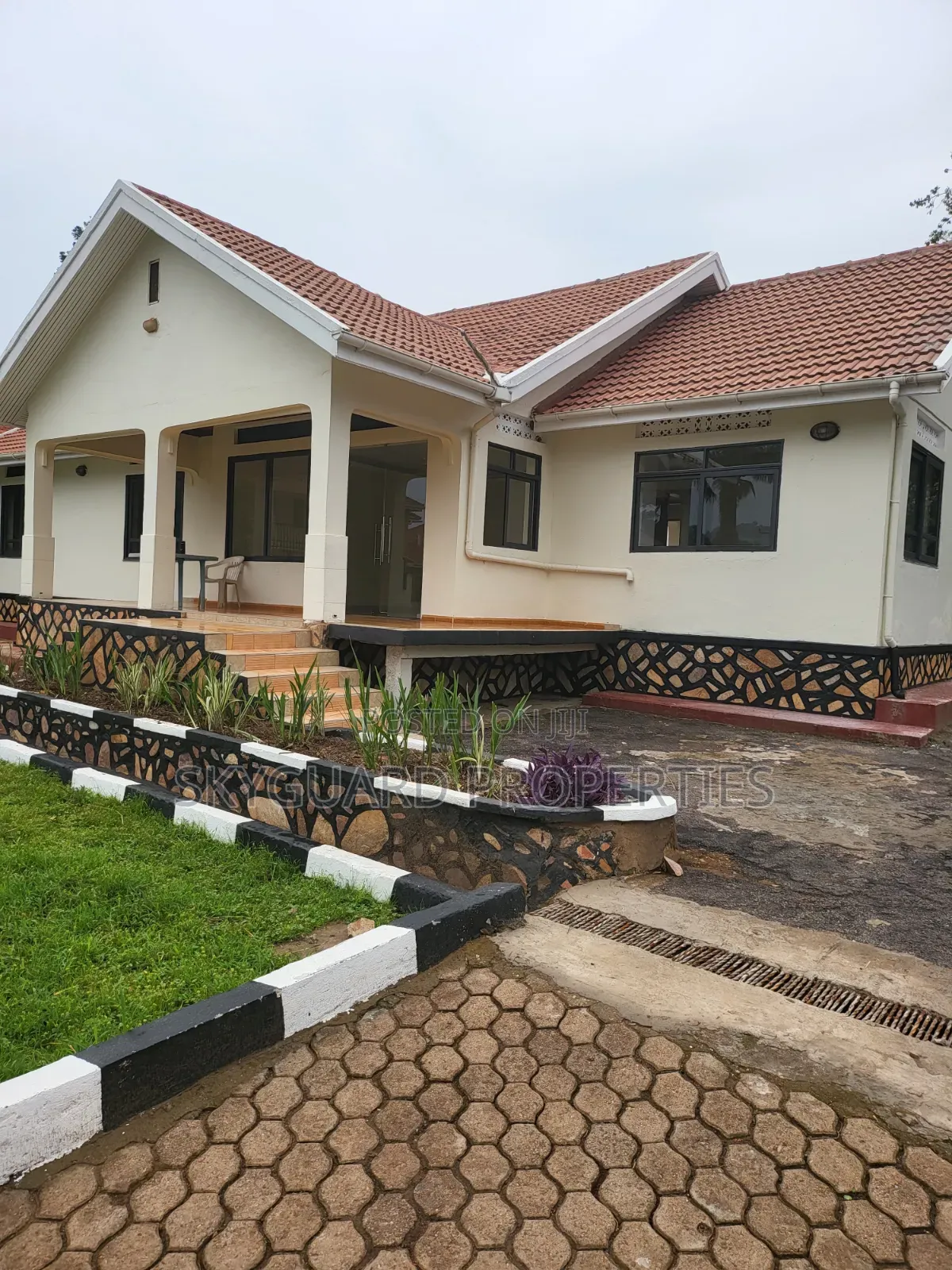 5bdrm Bungalow in Bugolobi, Central Division for rent in Central Division