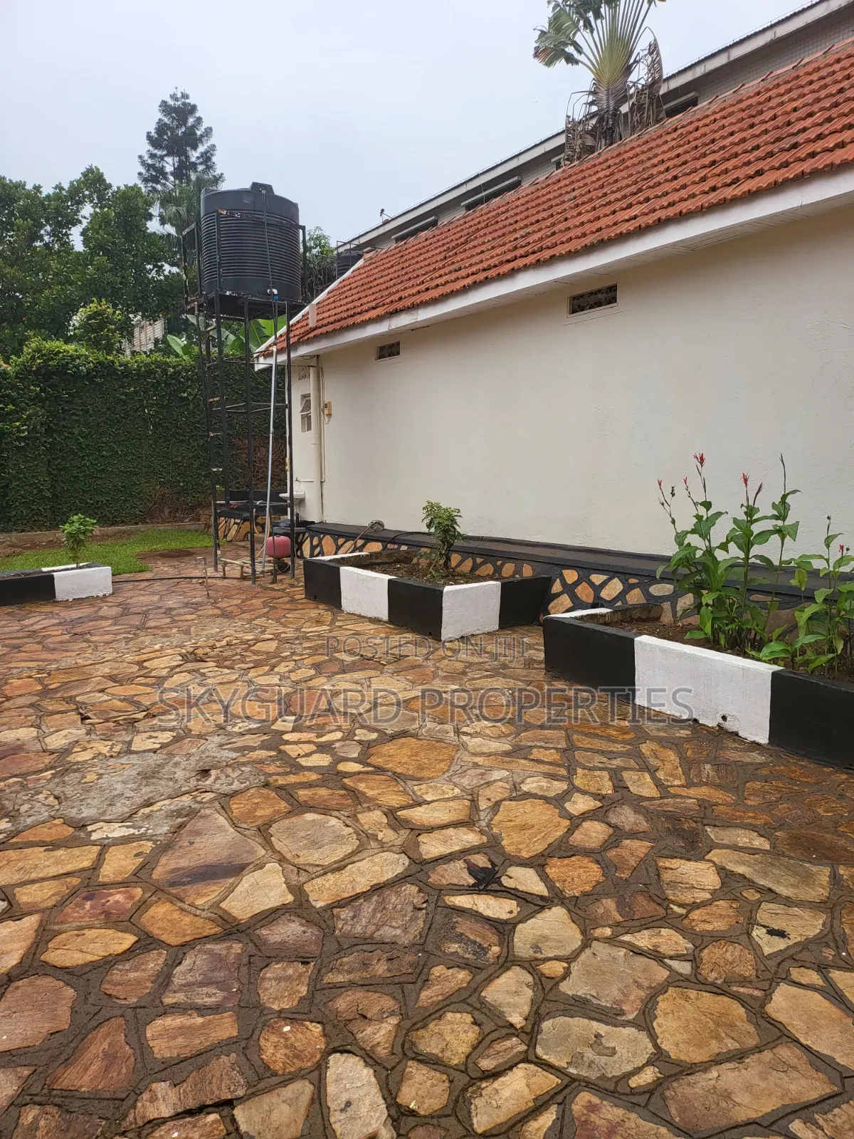 5bdrm Bungalow in Bugolobi, Central Division for rent in Central Division
