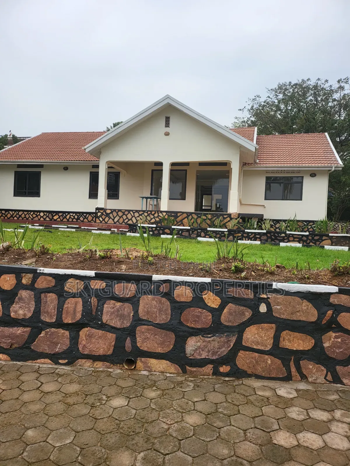 5bdrm Bungalow in Bugolobi, Central Division for rent in Central Division