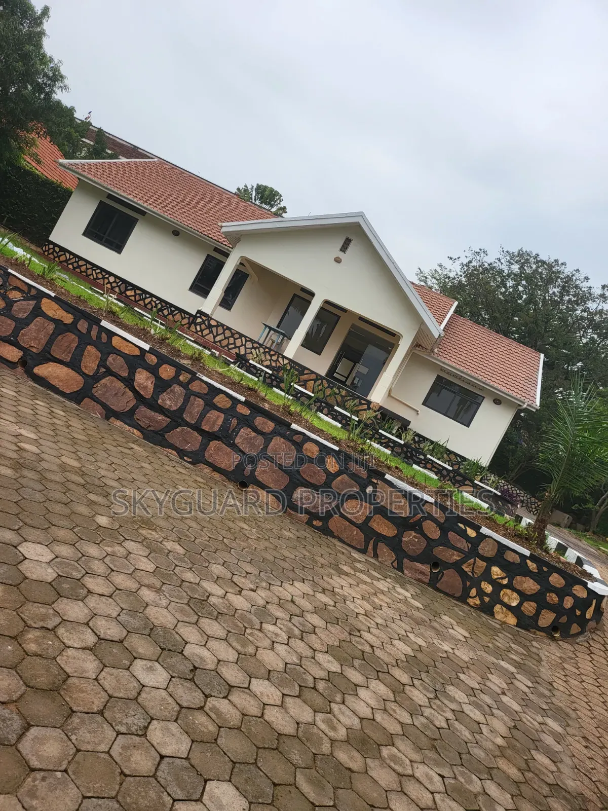 5bdrm Bungalow in Bugolobi, Central Division for rent in Central Division