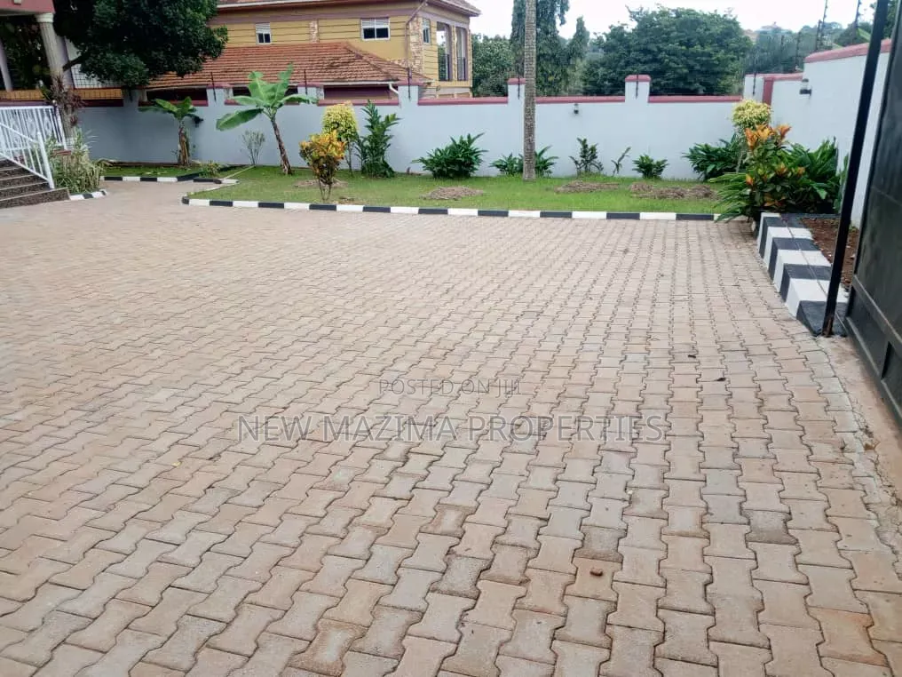 5bdrm Maisonette in Kitende Ntebe Rd, Central Division for sale in Central Division
