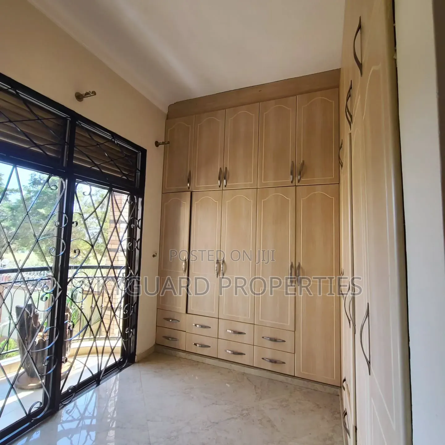 6bdrm Mansion in Kigo, Central Division for rent in Central Division