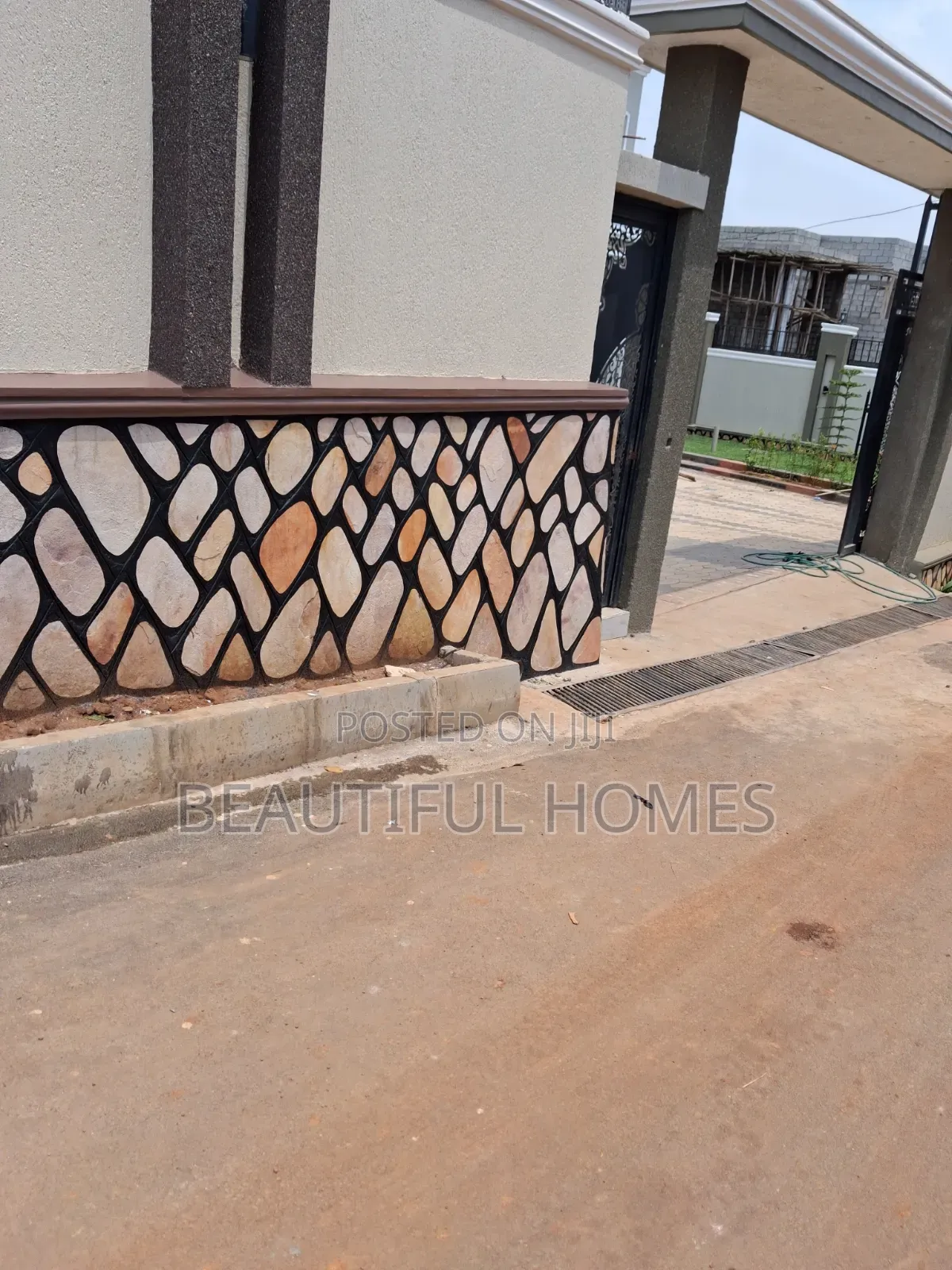 Furnished 6bdrm Duplex in Kira Tarmacked for sale in Kira