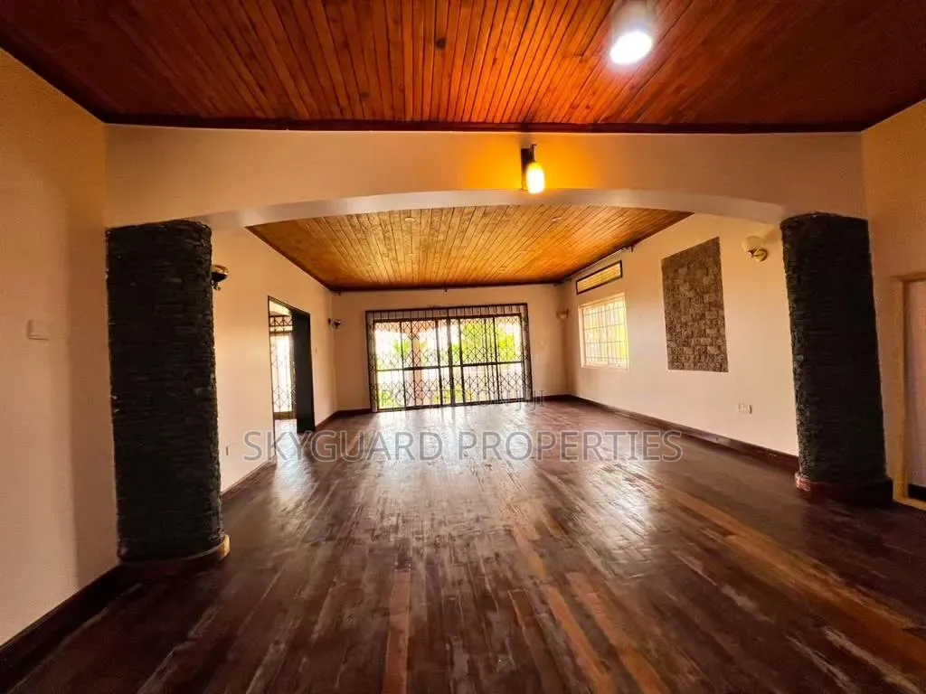 5bdrm Bungalow in Bugolobi, Central Division for rent in Central Division