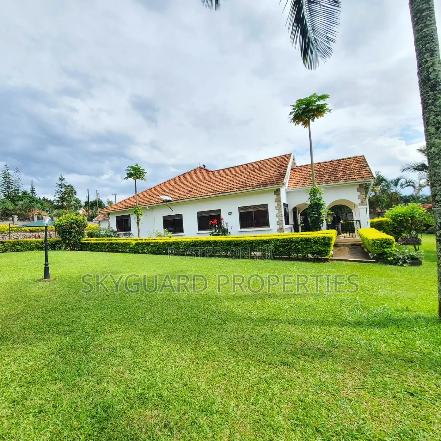 5bdrm Bungalow in Bugolobi, Central Division for rent in Central Division