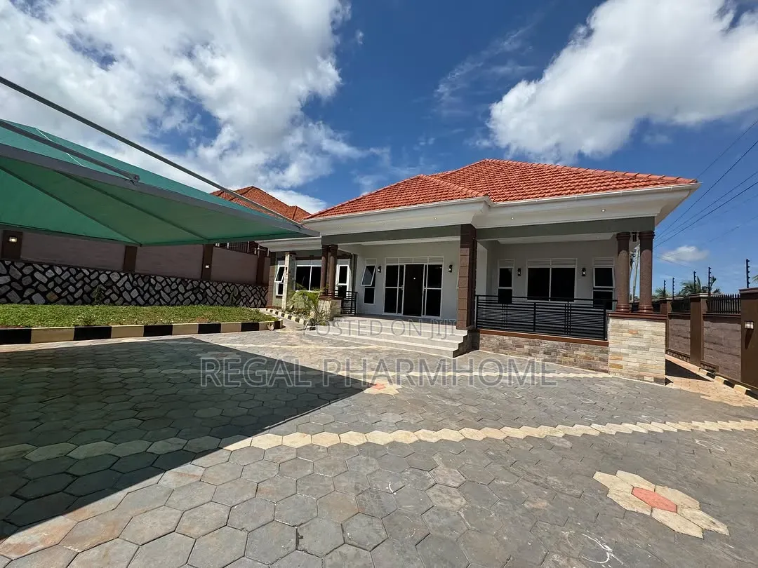 4bdrm Bungalow in Kiwatule, Central Division for rent in Central Division