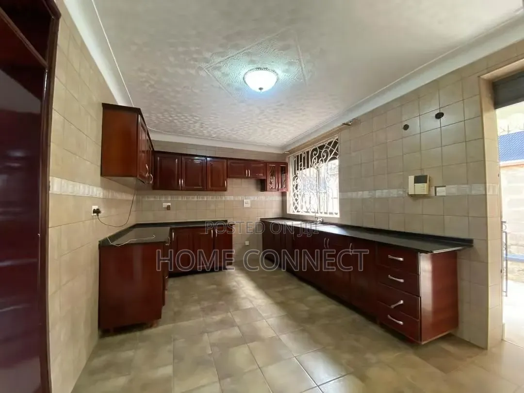 5bdrm Duplex in Mutungo Hill, Central Division for rent in Central Division
