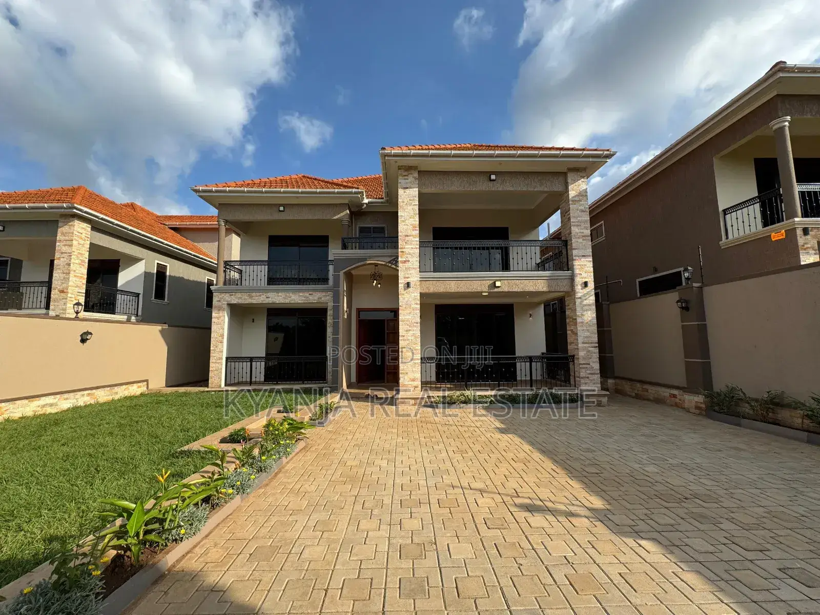 6bdrm Duplex in Kyanja Estates, Kawempe for sale in Kawempe